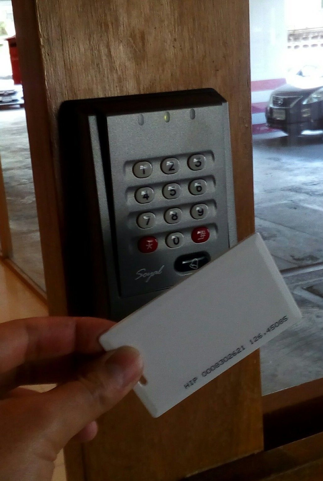เครื่องทาบบัตรและกดรหัสสำหรับควบคุมการเปิด-ปิดประตู