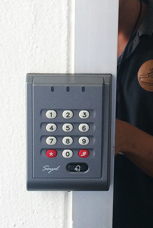 เครื่องทาบบัตรและกดรหัสสำหรับควบคุมการเปิด-ปิดประตู